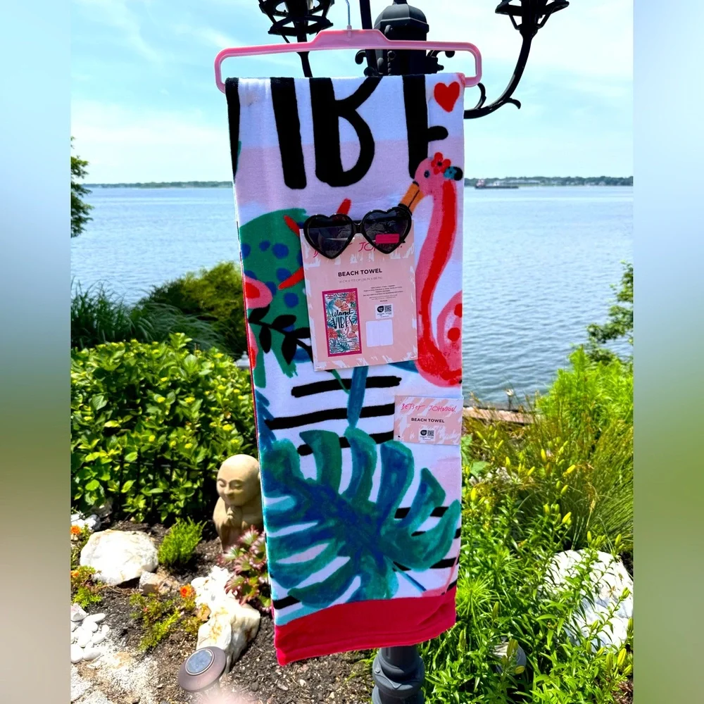 Betsey Johnson NWT Tropical Flamingo Beach Towel & Betsey Heart Sunglasses